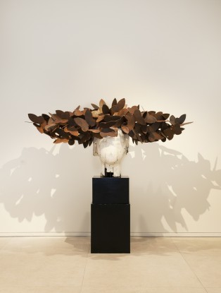 Manolo Valdés, Cabeza de madera con mariposas, 2023